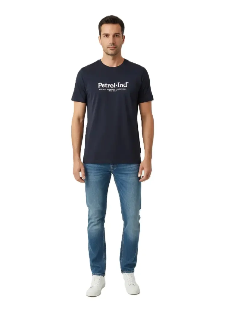AI Generated Modelo 30 años con camiseta Petrol-Ind, vaquero y zapatillas blancas.webp
